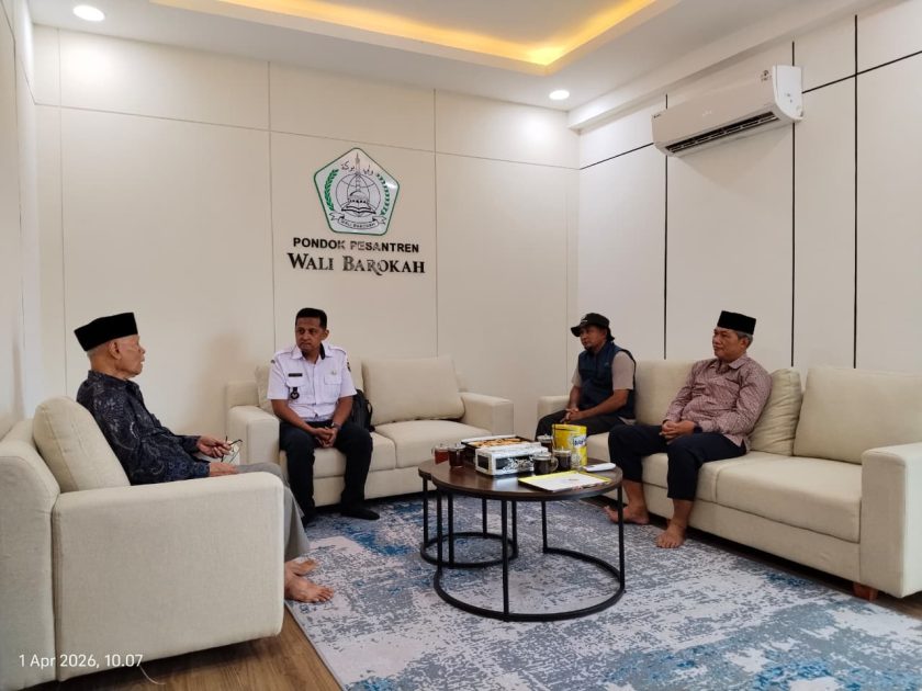 Kunjungan Kepala Kelurahan Banjaran, Rudi Winarko di Kantor Ketua Pondok Pesantren Wali Barokah Kota Kediri