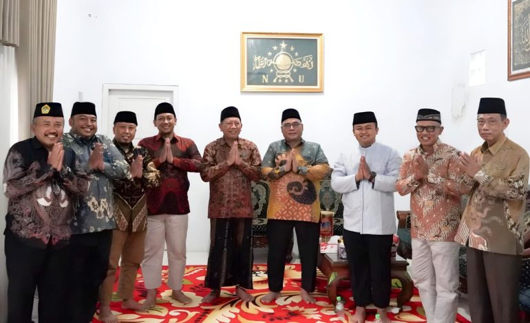 Sekretaris LDII Kota Kediri dan pengurus DPW LDII Jawa Timur saat melakukan kunjungan silaturahim ke Wakil Ketua Umum (Waketum) Majelis Ulama Indonesia (MUI) Jawa Timur