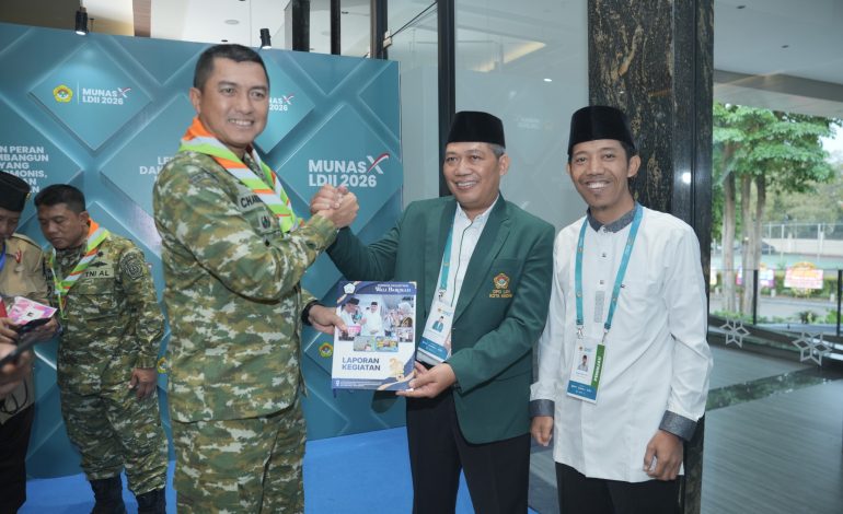 Ketua LDII Kota Kediri, H. Agung Riyanto dan Sekretaris Ponpes Wali Barokah Kota Kediri, Daud Soleh bersama Kepala Bidang Psikologi Mabes TNI, Kolonel Laut Amir dalam Munas X LDII 2026