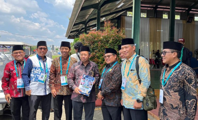 Direktur Penerangan Agama Islam Kemenag RI, Dr. H. Muchlis Hanafi, Lc., MA. menerima Buku Laporan Kegiatan oleh Ponpes Wali Barokah dan DPD LDII Kota Kediri