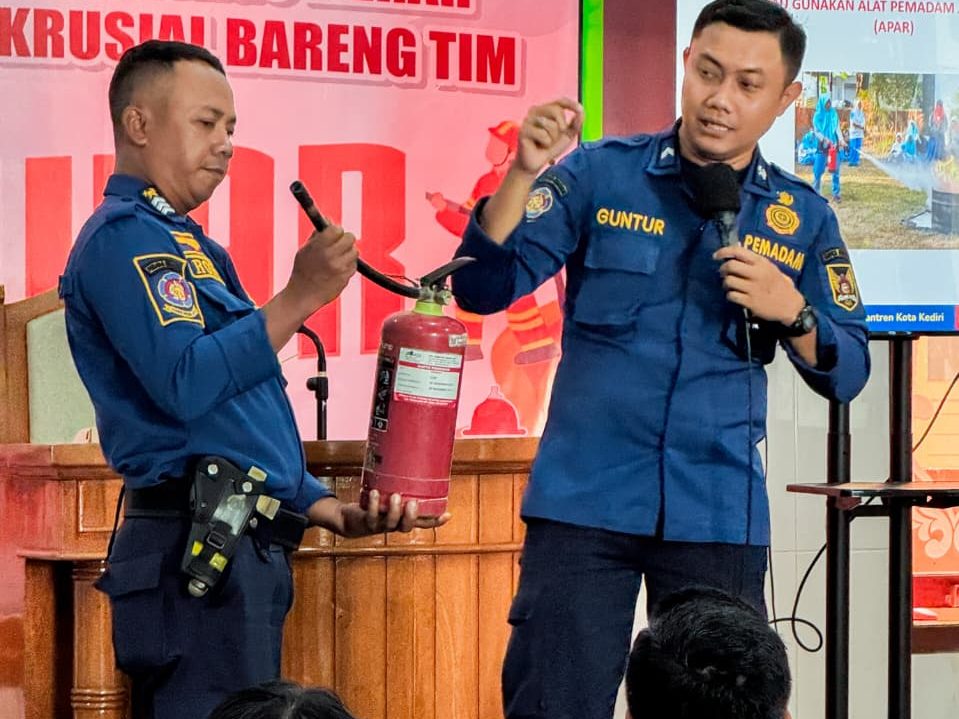 LDII Kota Kediri Gelar Pemaparan Dasar Pemadaman Api Bersama Petugas Damkar untuk Pemuda Masjid