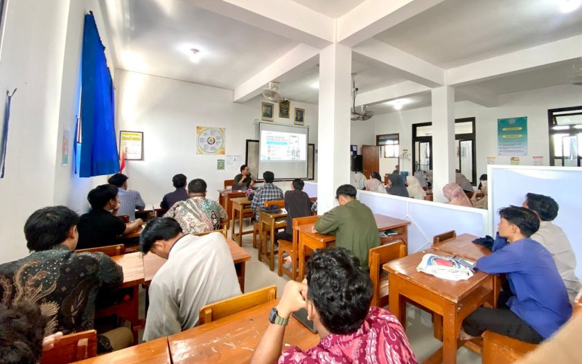 Para peserta Pelatihan TikTok Affiliate, Kamis (14/05), di SMK Al Manshurin, Kota Kediri. Dok: LINES