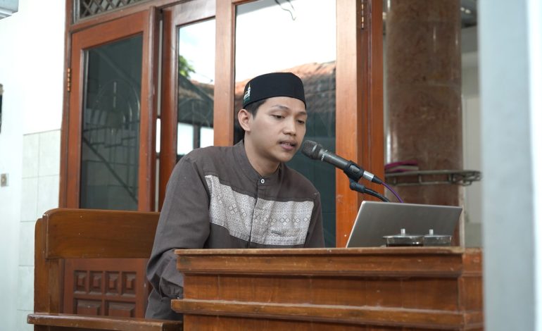 Wakil Sekretaris DPD LDII Kota Kediri, Yuda Langgeng dalam materi Literasi Digital pada Pengajian Akbar Pemuda LDII Kediri