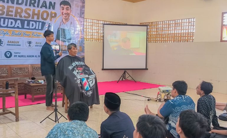 Pelatihan Kemandirian Barbershop Pemuda LDII pada Minggu (28/6) di PP. Nurul Hakim Al Fatah, Kota Kediri