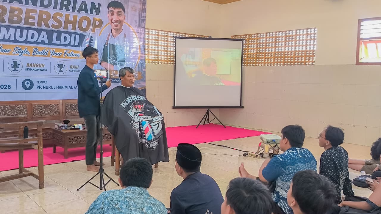 PC LDII Mojoroto Bekali Pemuda dengan Keterampilan Barbershop sebagai Implementasi Tri Sukses Generus