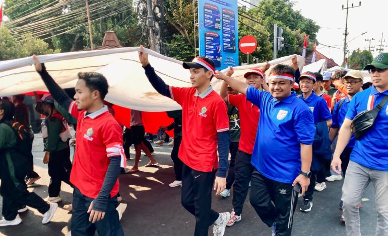 Pemuda LDII Kota Kediri ikuti acara Kirab Merah Putih dalam rangka menyambut HUT ke-81 Kemerdekaan Republik Indonesia, Minggu (16/8).