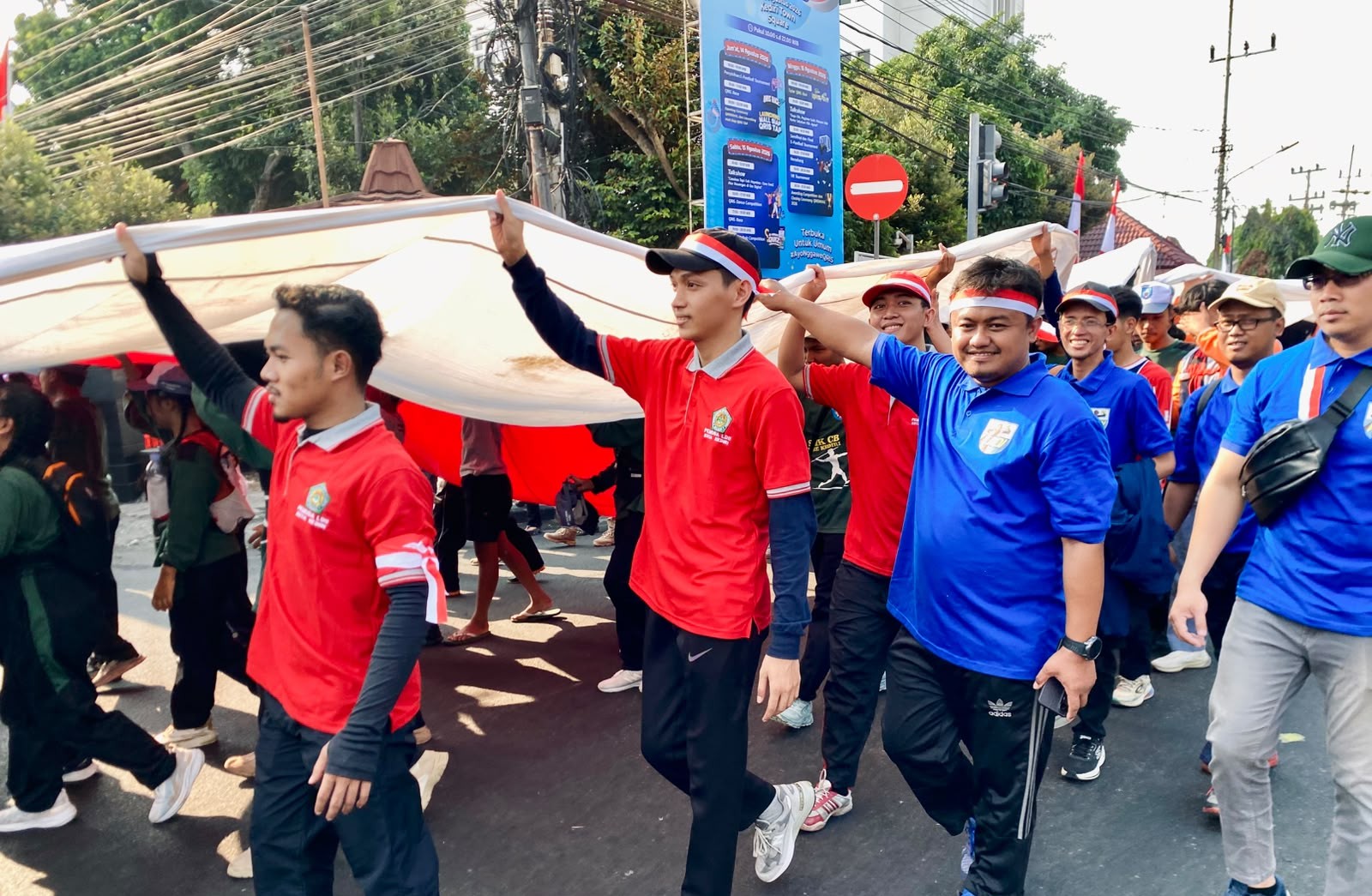 Bentangkan Bendera Merah Putih Raksasa, Pemuda LDII Kota Kediri Ramaikan Kirab HUT ke-81 RI