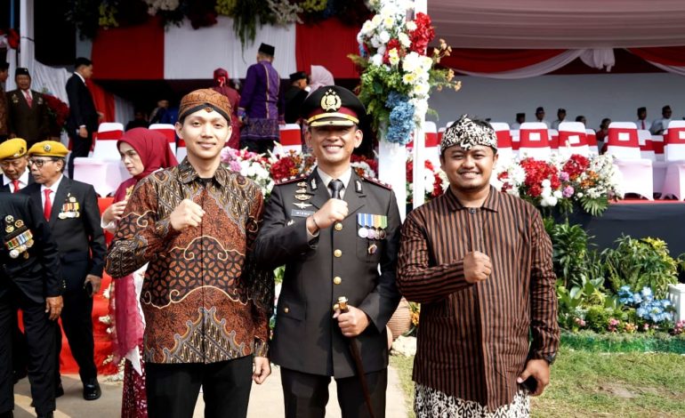 Ketua Pemuda LDII Kota Kediri mengikuti peringatan HUT ke-81 Kemerdekaan RI bersama sejumlah tokoh dan peserta upacara di Stadion Brawijaya Kota Kediri, Senin (17/8). Foto: LINES Kota Kediri