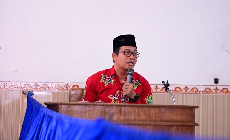 Ustaz Supriyanto dalam sesi nasihat pemantapan agama dalam Pengajian Akbar Pemuda LDII Kota Kediri. Foto: LINES