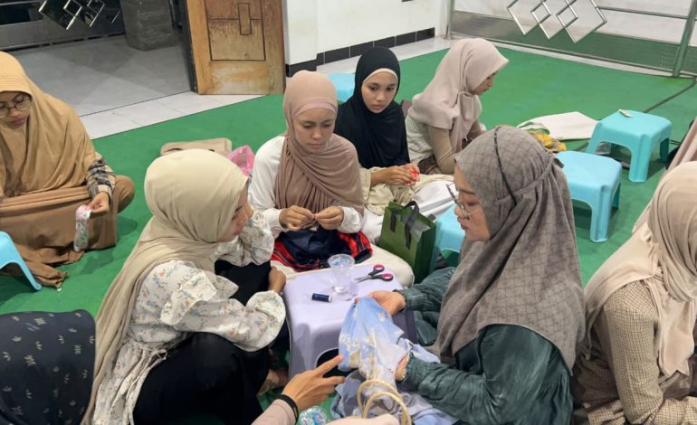 Dari Baju Rusak jadi Layak Pakai, Generus Putri LDII Mangurejo Dibekali Ilmu Perbaiki Pakaian Sendiri