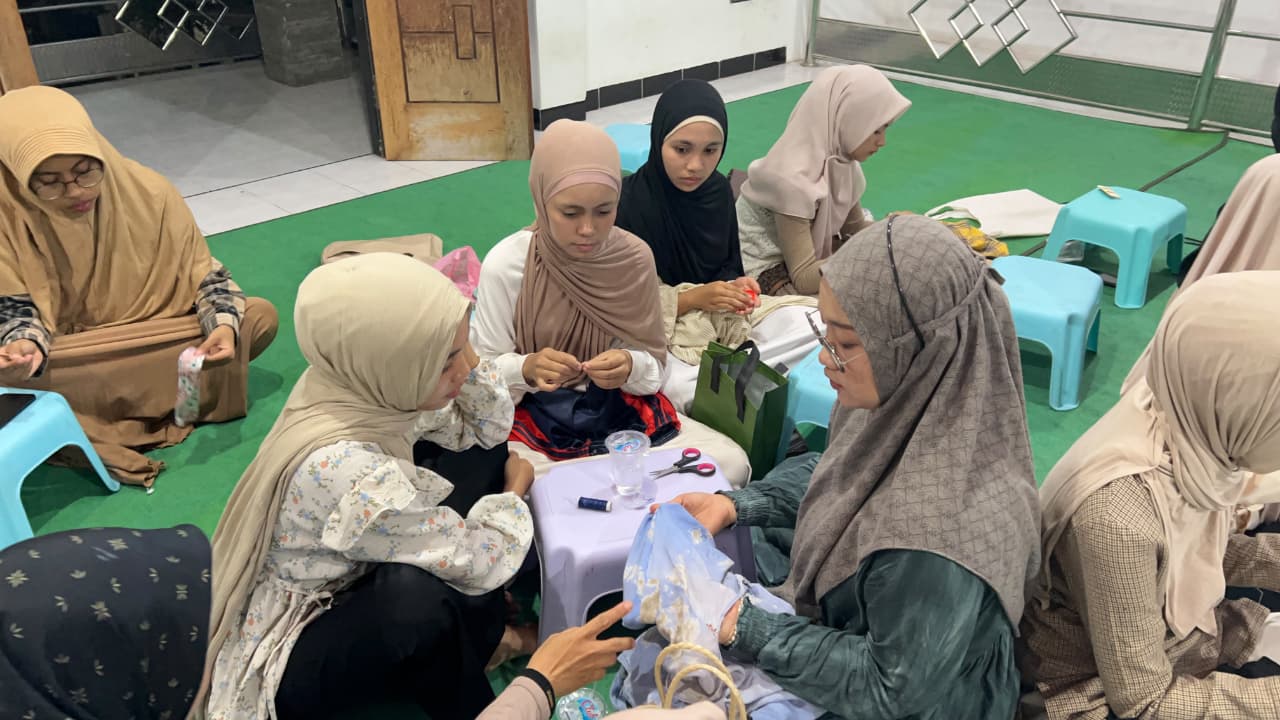 Dari Baju Rusak jadi Layak Pakai, Generus Putri LDII Mangurejo Dibekali Ilmu Perbaiki Pakaian Sendiri